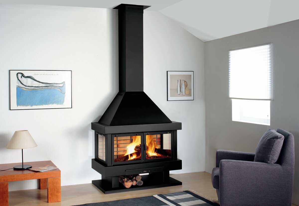 Пристенная печь-камин